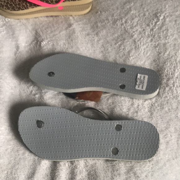 NWT Havaianas Gray animal print flip flops - Picture 4 of 4